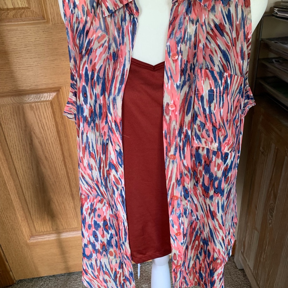 Liz Claiborne sleeveless blouse set.